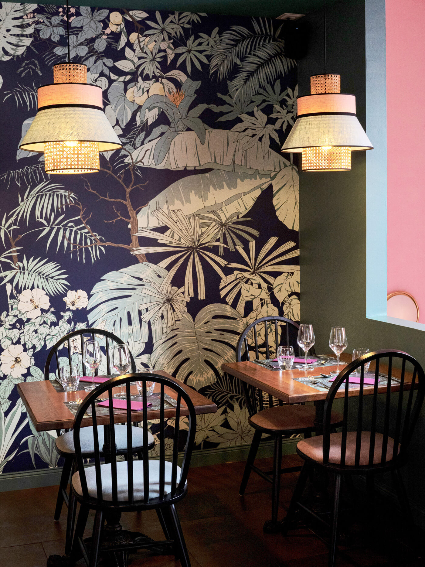 decoration_restaurant_union_epalinges_lausanne_tablehaute_bois_ambiance_jungle_vert_plantes_emmanuelle_diebold.jpg