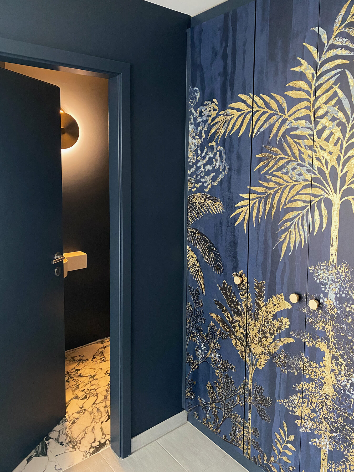 1_ renovation_entree_bleu_nuit_relooking_placards_wc_visiteurs_decoration_lausanne_suisse_romande_emmanuelle_diebold.jpg