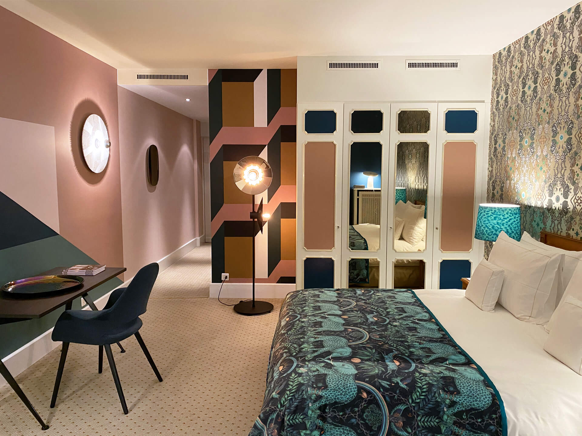 decoration_chambre_hotel_palace_lausanne_peinture_murale_geometrique_emmanuelle_diebold.jpg