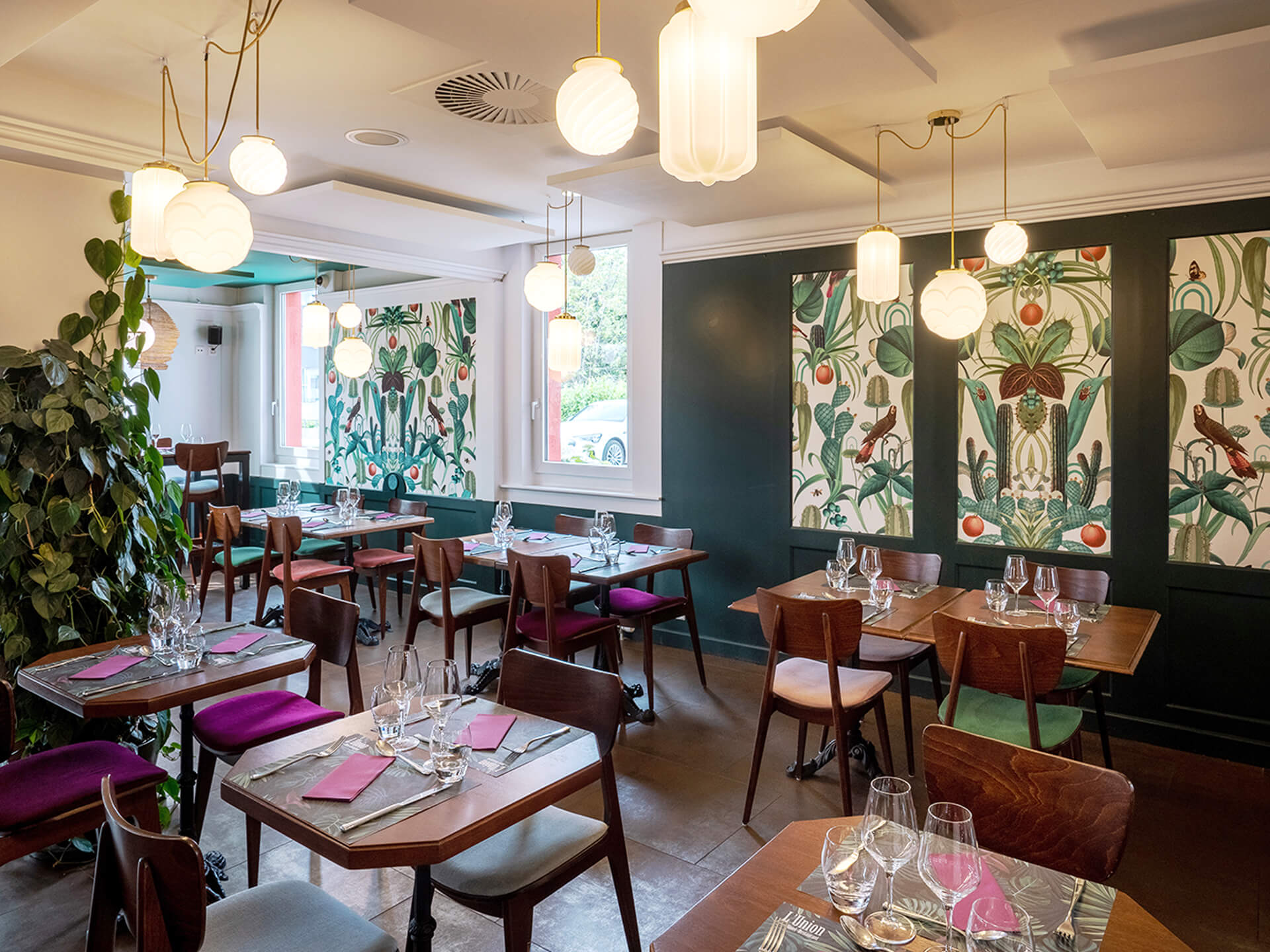 decoration_restaurant_union_epalinges_lausanne_tablehaute_bois_ambiance_jungle_vert_plantes_emmanuelle_diebold.jpg