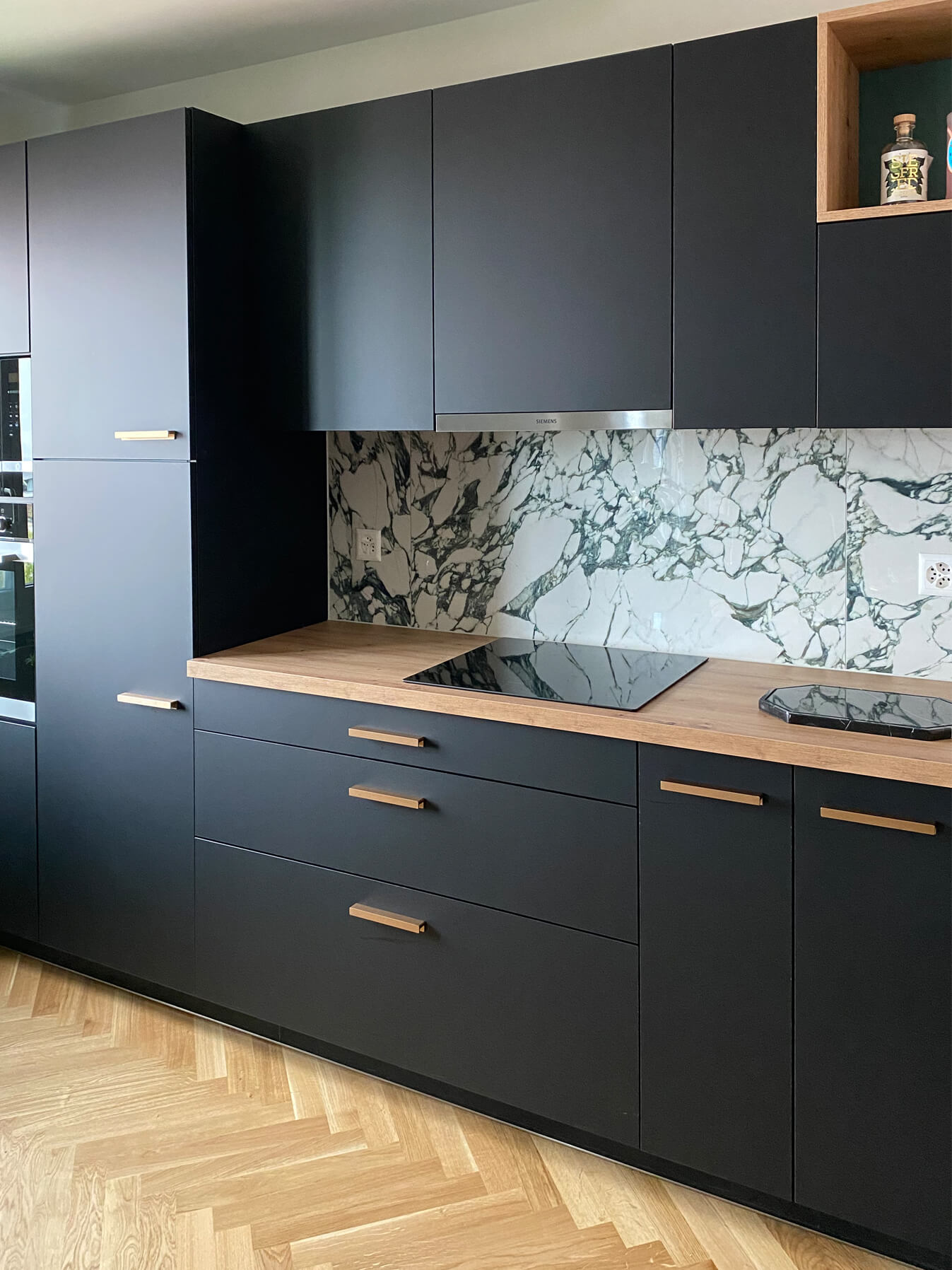 cuisine_noire_poignees_dorees_credence_marbre_vert_parquet_chevron_renovation_cuisine_lausanne_pully_suisse_romande_emmanuelle_diebold.jpg