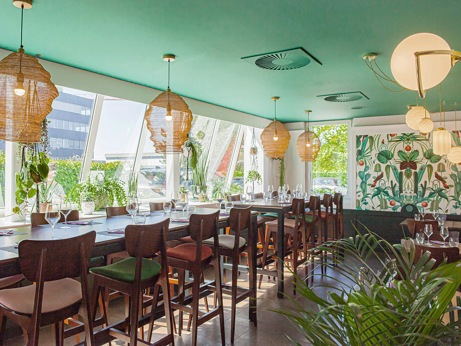 decoration_restaurant_union_epalinges_lausanne_tablehaute_bois_ambiance_jungle_vert_plantes_emmanuelle_diebold.jpg